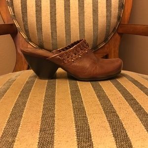 Baretraps size 8.5 women’s clog